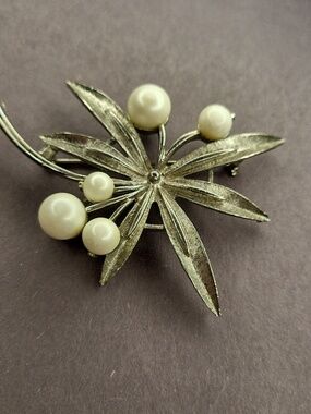 Chic Silver Leaf Brooch with Pearls